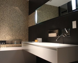 badezimmer-bilder-modern-schokobraune-fliesen-beige-mosaik-badewanne-weisser-hochglanz-waschtisch
